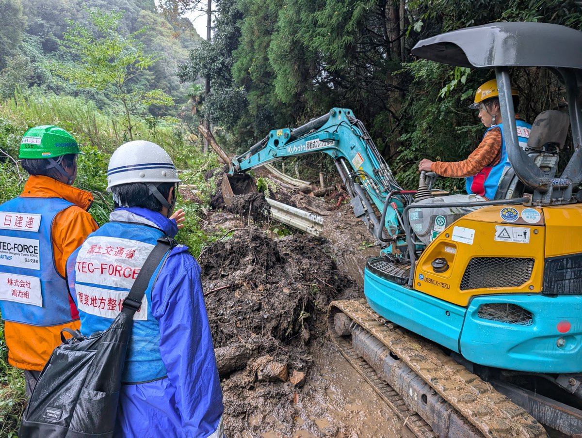 mlit_kanto_road's tweet photo. 【#台風25号 被害に伴う対応】
千葉県内で停電が長期化しています。TEC-FORCEは日本建設業連合会と共に、市原市などで、停電の原因となっている道路被災箇所の道路啓開に着手しています。
早期の停電の解消に向け取り組んでいきます。
#国土交通省 #関東地方整備局 https://t.co/wDsE9P0tRZ