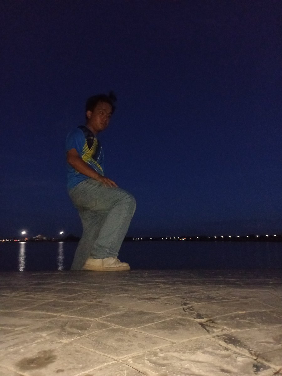 tirencedion's tweet photo. So what if Android phone cameras aren't sharp? Is her iPhone camera any better? It’s super dark, man. You should buy one for me to use, too—I really want one! 😜🤣😁💛🌻🇹🇭🇺🇲 - Tirence xx https://t.co/V7h62Oi6jy