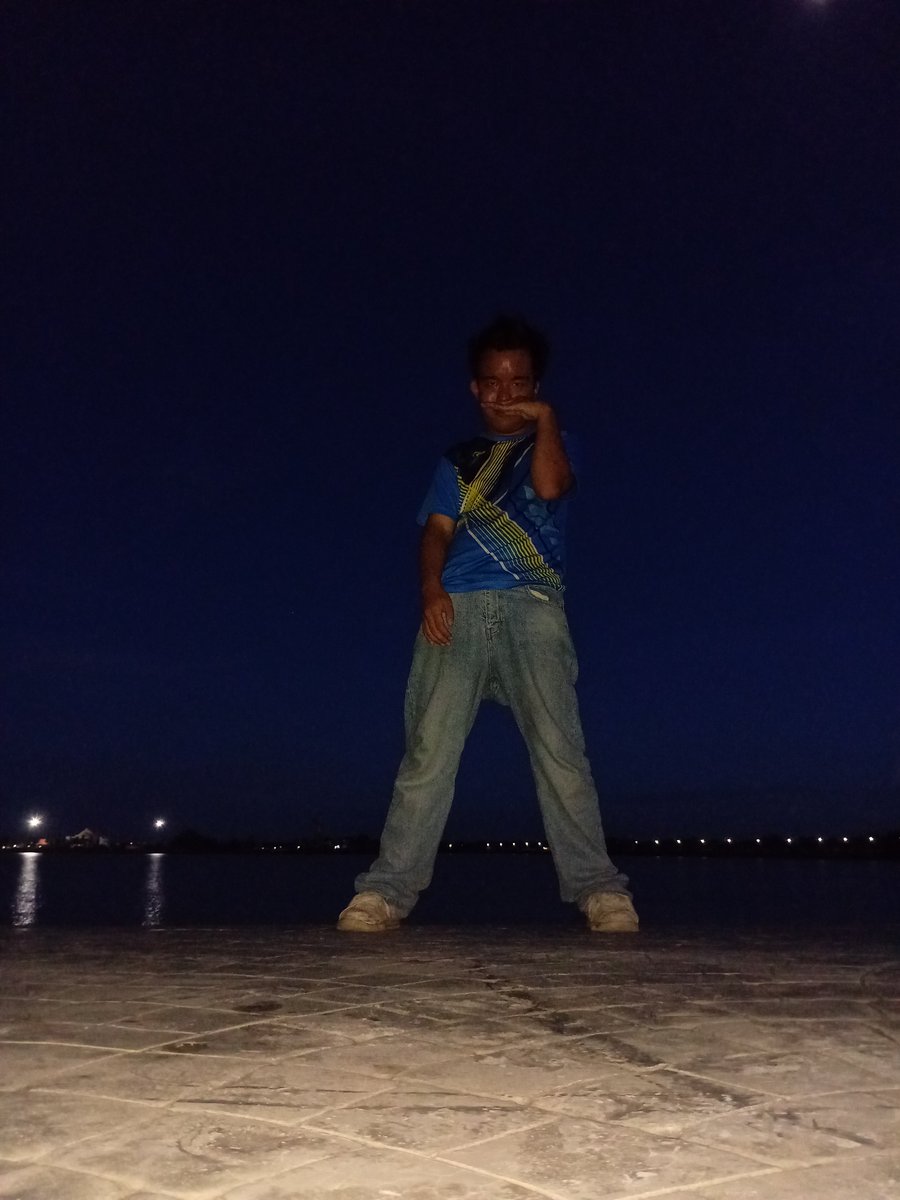 tirencedion's tweet photo. So what if Android phone cameras aren't sharp? Is her iPhone camera any better? It’s super dark, man. You should buy one for me to use, too—I really want one! 😜🤣😁💛🌻🇹🇭🇺🇲 - Tirence xx https://t.co/V7h62Oi6jy
