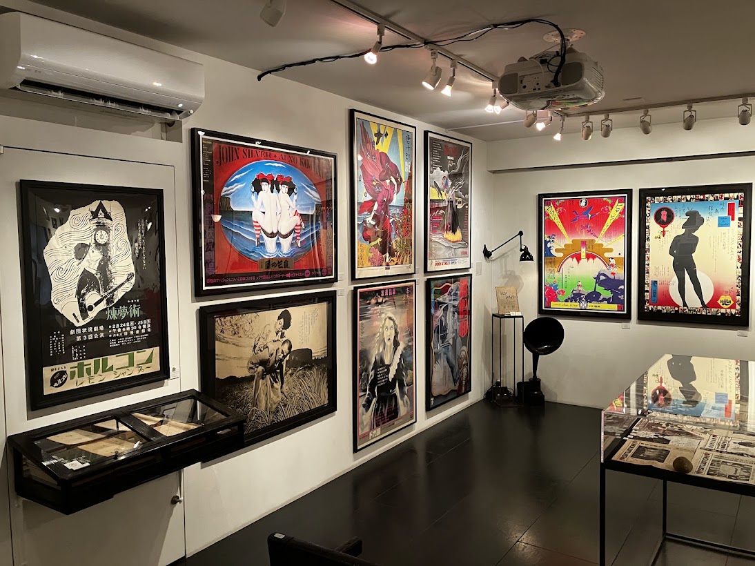 forimalist's tweet photo. 「状況劇場 1964−1988 展」LIBRAIRIE6（恵比寿）。10/18まで。
世代的にはぎりぎり掠っている。この頃のポスターは実にいい。ポップにして猥雑、熱気。横尾忠則もこの時期が最高。篠原勝之も、合田佐和子も。水木しげるも描いていたのを知った。トークイベントは既に売切れ。
https://t.co/5pY0nXKqXL https://t.co/YF93t3pAlT