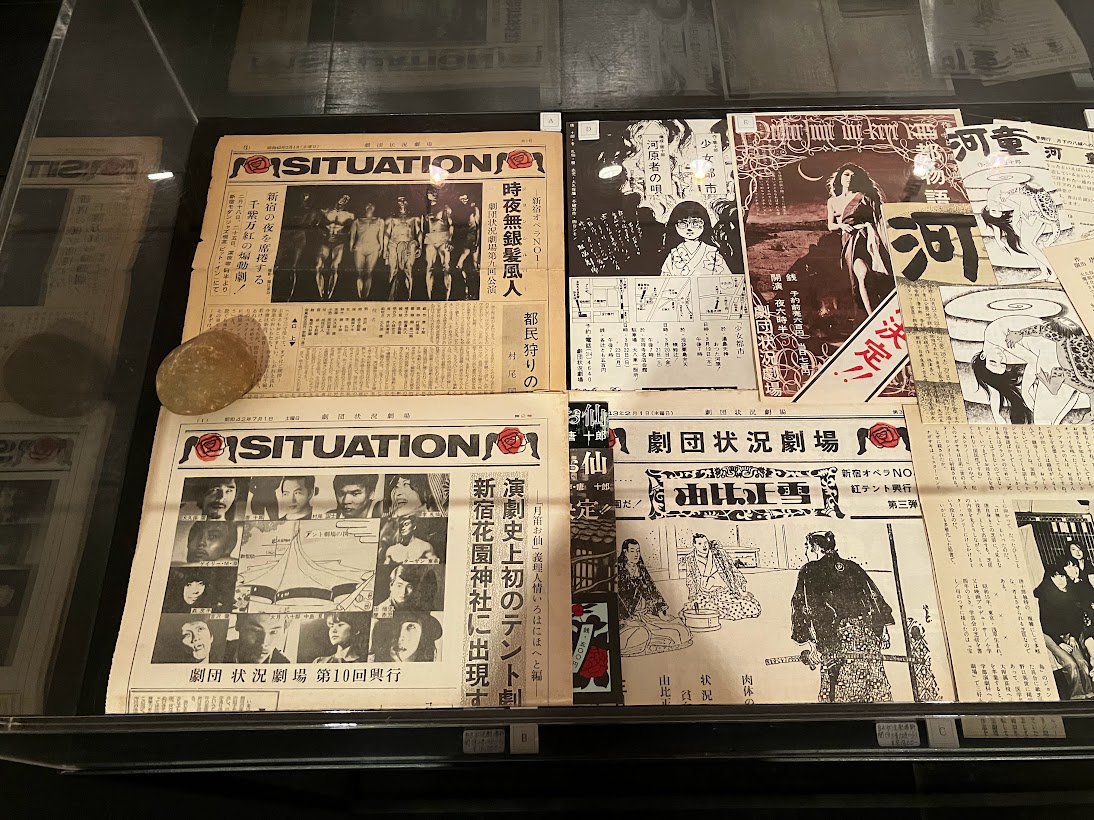 forimalist's tweet photo. 「状況劇場 1964−1988 展」LIBRAIRIE6（恵比寿）。10/18まで。
世代的にはぎりぎり掠っている。この頃のポスターは実にいい。ポップにして猥雑、熱気。横尾忠則もこの時期が最高。篠原勝之も、合田佐和子も。水木しげるも描いていたのを知った。トークイベントは既に売切れ。
https://t.co/5pY0nXKqXL https://t.co/YF93t3pAlT