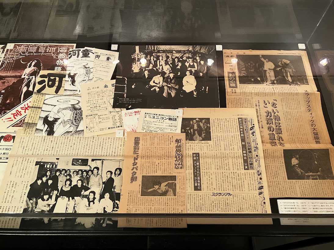 forimalist's tweet photo. 「状況劇場 1964−1988 展」LIBRAIRIE6（恵比寿）。10/18まで。
世代的にはぎりぎり掠っている。この頃のポスターは実にいい。ポップにして猥雑、熱気。横尾忠則もこの時期が最高。篠原勝之も、合田佐和子も。水木しげるも描いていたのを知った。トークイベントは既に売切れ。
https://t.co/5pY0nXKqXL https://t.co/YF93t3pAlT