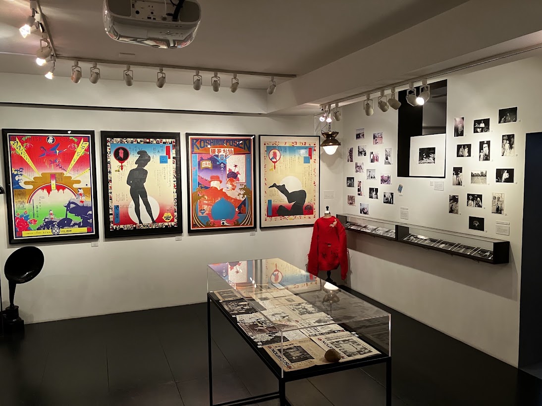 forimalist's tweet photo. 「状況劇場 1964−1988 展」LIBRAIRIE6（恵比寿）。10/18まで。
世代的にはぎりぎり掠っている。この頃のポスターは実にいい。ポップにして猥雑、熱気。横尾忠則もこの時期が最高。篠原勝之も、合田佐和子も。水木しげるも描いていたのを知った。トークイベントは既に売切れ。
https://t.co/5pY0nXKqXL https://t.co/YF93t3pAlT