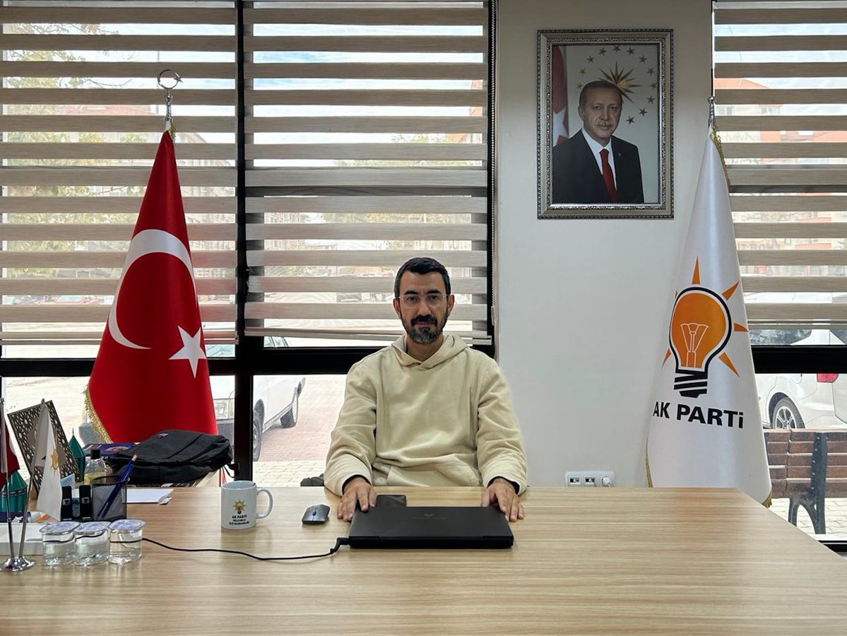 akpartiselcuklu's tweet photo. İlçe Başkanlığımızda bugün Meclis Üyemiz Cem Hayırlıoğlu nöbetçidir.

İletişim ⬇️

AK Parti Selçuklu İlçe Başkanlığı

☎️ 0 332 237 86 05

📍 Akıncılar Mahallesi, Yeni Sille Caddesi No:42, Selçuklu

Sizleri dinlemek ve her daim yanınızda olmak için buradayız. https://t.co/aaj6fiAibl