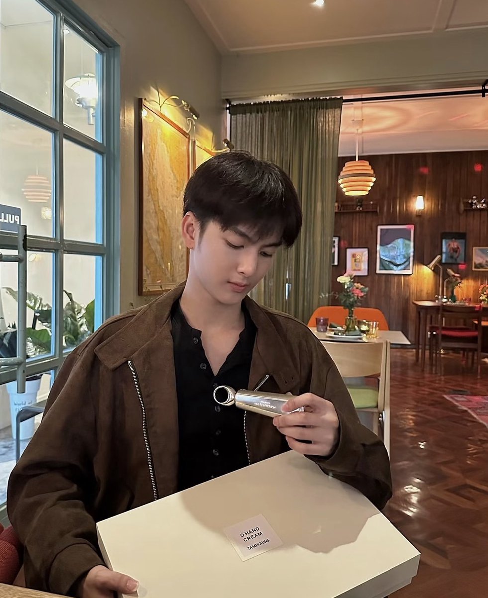 jinsoriii's tweet photo. อ่อวันนั้นไปด้วยกันหรอ แสงไฟข้างหลังเหมือนกันเป้ะ 🙂‍↔️ #ข้าวผัดหมี่เย็น https://t.co/lA78bj4PRT