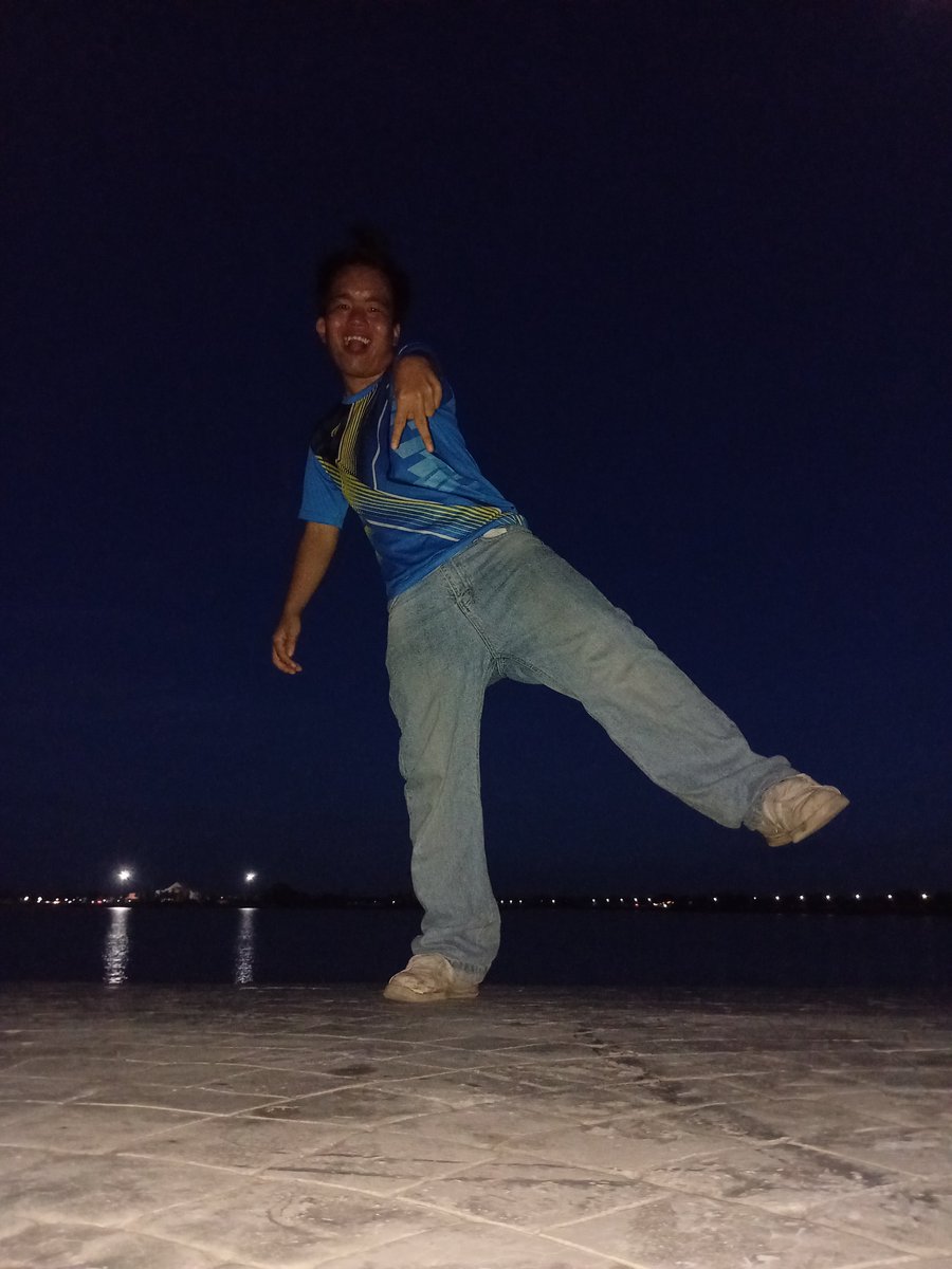 tirencedion's tweet photo. So what if Android phone cameras aren't sharp? Is her iPhone camera any better? It’s super dark, man. You should buy one for me to use, too—I really want one! 😜🤣😁💛🌻🇹🇭🇺🇲 - Tirence xx https://t.co/V7h62Oi6jy