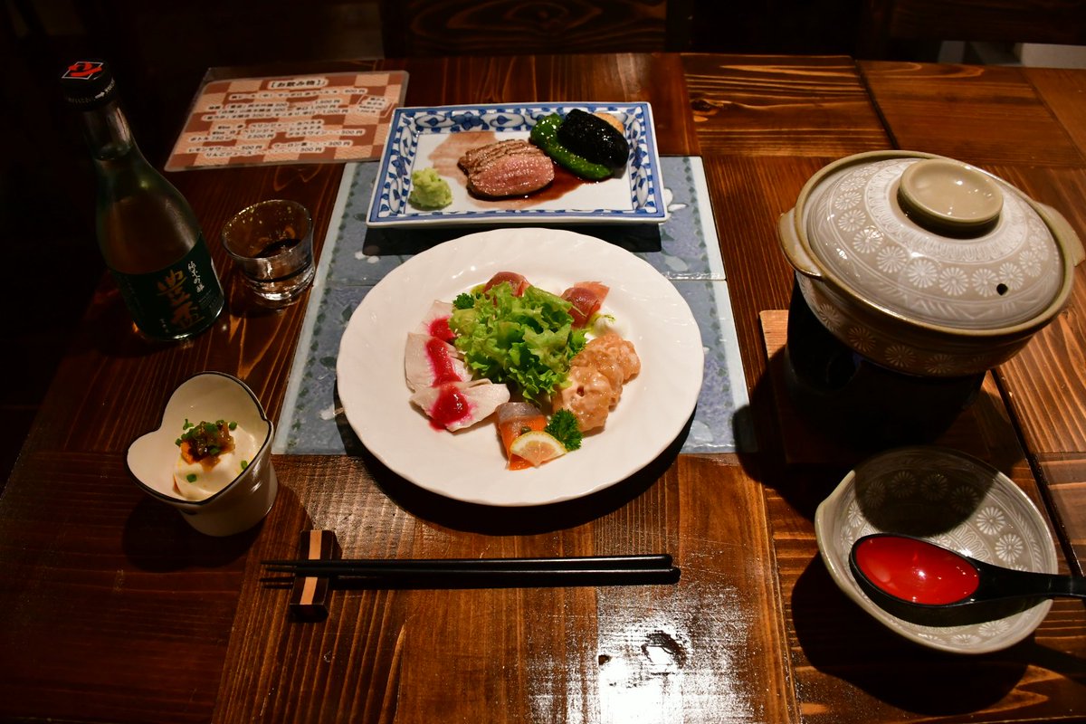 sgk00it's tweet photo. 夕餉は土蔵を改装した食事処にて。
鶏肉は田子の阿部鶏といい、よい脂が出る。津軽の白く美しいそばをつゆに入れて食す。 https://t.co/PtIU7PlR2y