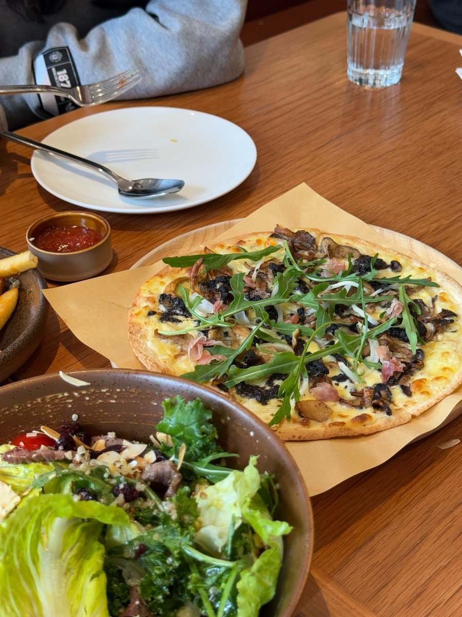 EnaSabeqd's tweet photo. Descubrí una joya de la comida casera en el centro! Las empanadas de carne son jugosas y la ensalada fresca, ideal para un almuerzo rápido y delicioso!， https://t.co/OSUJyii7Nq