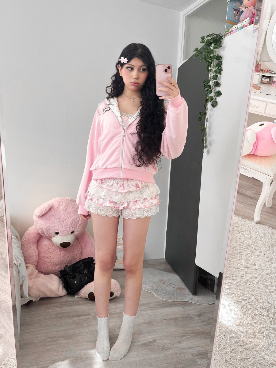 tifagirlx's tweet photo. Born to be female 🎀

.. but forced in a male body 🏳️‍⚧️ https://t.co/FMqxpIzolR