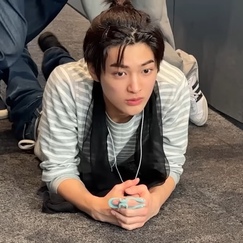 geonhocean's tweet photo. keonho with that little ponytail 😭🤏🏻 https://t.co/qR31gktKBI
