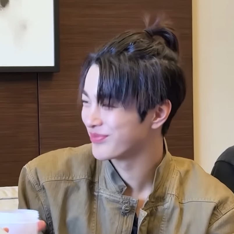 geonhocean's tweet photo. keonho with that little ponytail 😭🤏🏻 https://t.co/qR31gktKBI