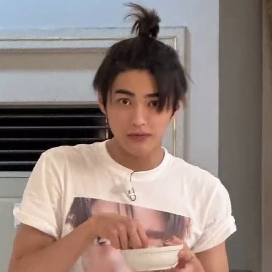 geonhocean's tweet photo. keonho with that little ponytail 😭🤏🏻 https://t.co/qR31gktKBI