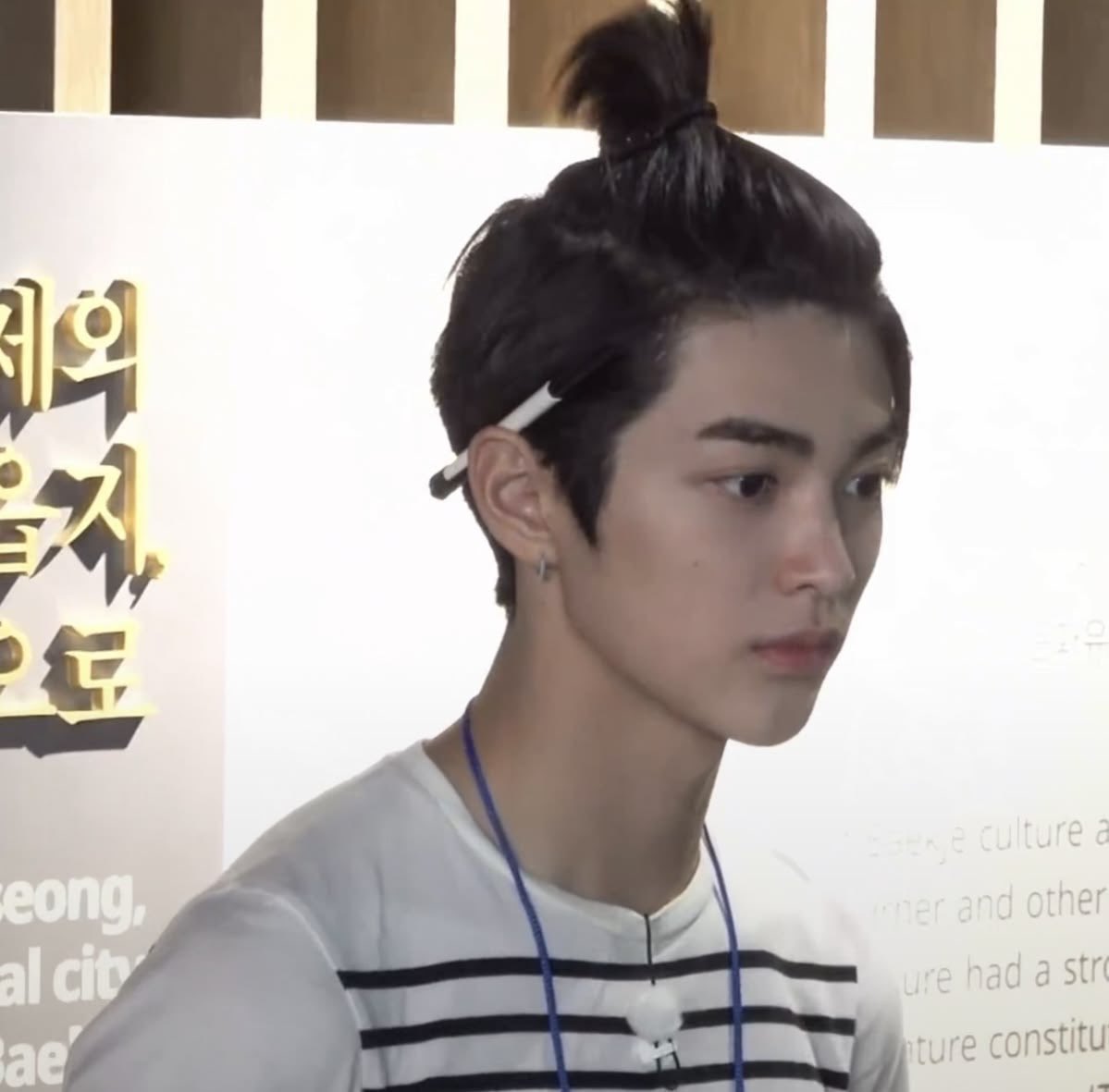 geonhocean's tweet photo. keonho with that little ponytail 😭🤏🏻 https://t.co/qR31gktKBI