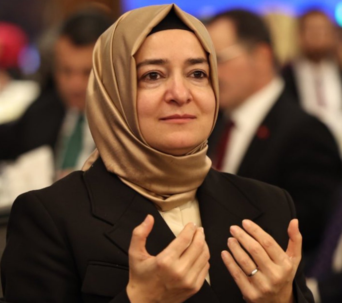 cmcrn1980's tweet photo. Ahahahaha.

Fatma Betül Sayan Kaya'nın fon vurgununda milletin kanını emerek 2 milyar TL götürdüğü ortaya çıktı.

NENE HATUN dediler,
KENE HATUN çıktı.

🤣🤣🤣 https://t.co/NNn8Tt0nre
