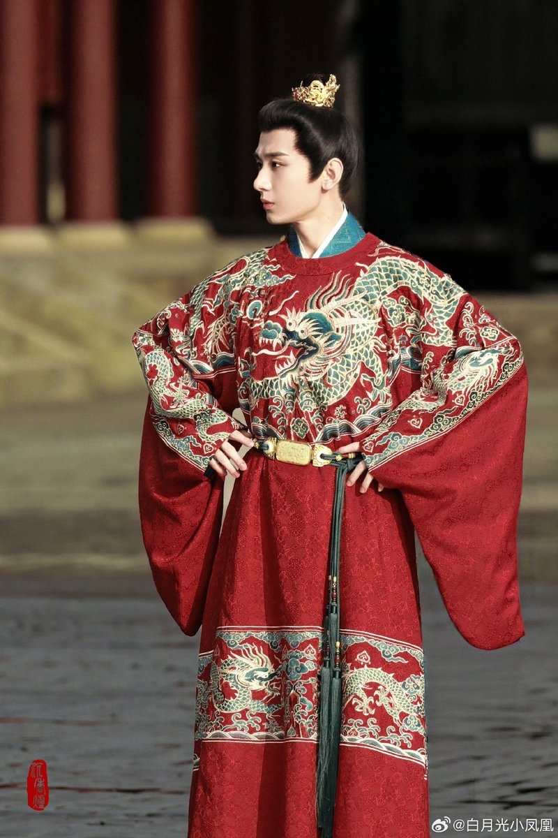 6ef8vrx278's tweet photo. [The emperor carries heavy responsibilities, his steps steady as he walks through the palace corridors.]， https://t.co/XYT3ihopsu
