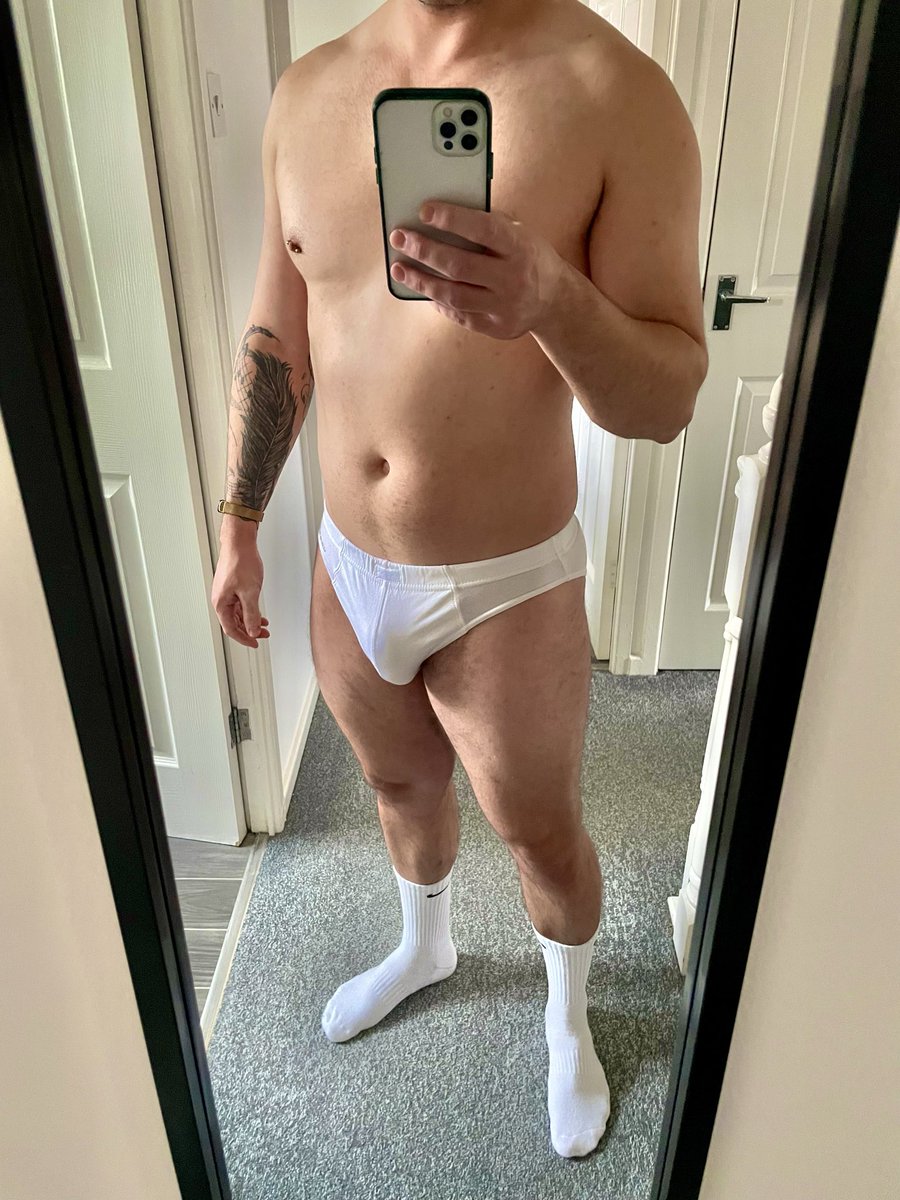 whatthealt_'s tweet photo. Can never decide whether to go up or down in these ones 🤔 

#bulge #briefs https://t.co/PMl8e3wNCQ