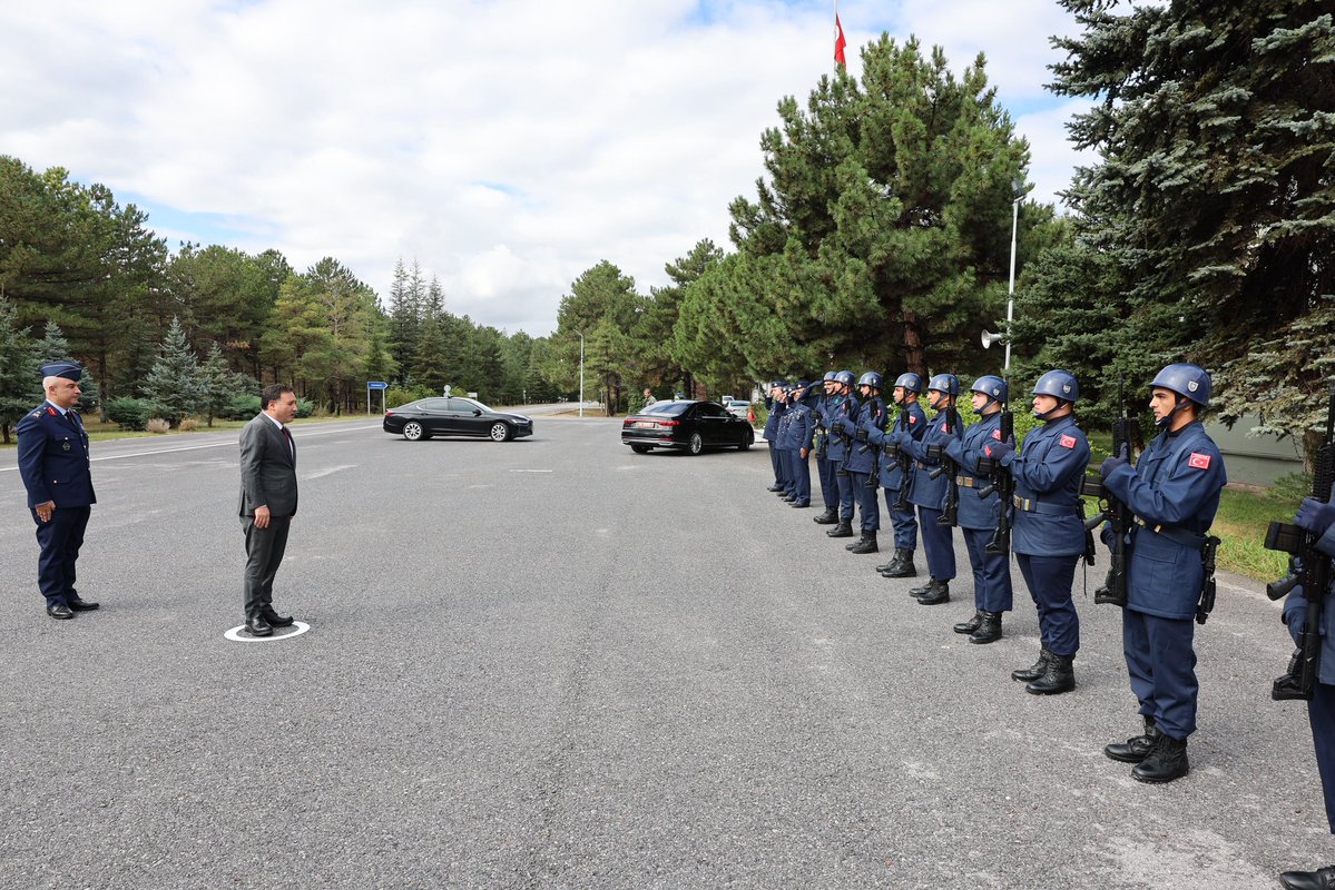 kayserivaliligi's tweet photo. Valimiz Sayın Gökmen Çiçek, 12’nci Hava Ulaştırma Ana Üs ve Garnizon Komutanı Hv. Plt. Tuğg. Keskin Şenel’i ziyaret etti. https://t.co/AgMZEdFvdw