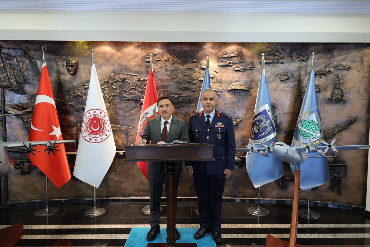 kayserivaliligi's tweet photo. Valimiz Sayın Gökmen Çiçek, 12’nci Hava Ulaştırma Ana Üs ve Garnizon Komutanı Hv. Plt. Tuğg. Keskin Şenel’i ziyaret etti. https://t.co/AgMZEdFvdw
