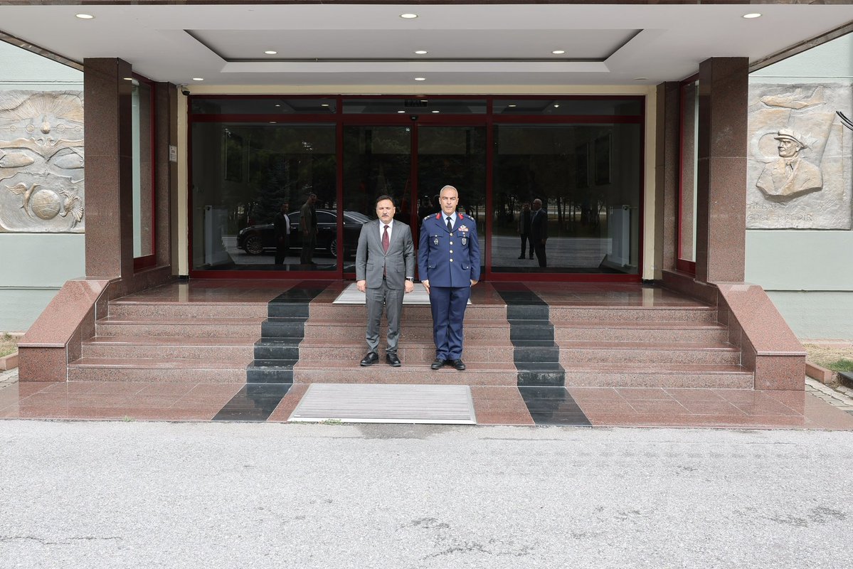 kayserivaliligi's tweet photo. Valimiz Sayın Gökmen Çiçek, 12’nci Hava Ulaştırma Ana Üs ve Garnizon Komutanı Hv. Plt. Tuğg. Keskin Şenel’i ziyaret etti. https://t.co/AgMZEdFvdw