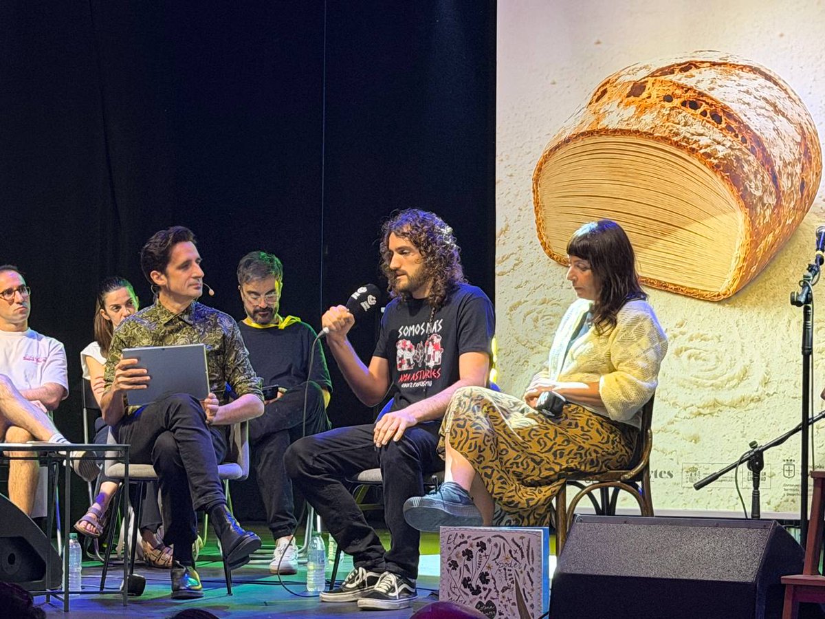 carnecrudaradio's tweet photo. >> CONTRA LA ILUSTRACIÓN OSCURA: El pensamiento del mal 

Así fue nuestro programa desde el Festival Pan y Roses en Oviéu. Escuchamos a las víctimas de las agresiones fascistas en la ciudad y hablamos de cómo combatir el odio. Y contamos qué es la Ilustración Oscura y quienes están detrás de este pensamiento que domina Silicon Valley y los centros de poder. 

Un programa precioso al que le puso banda sonora la gran Lorena Álvarez >> https://t.co/3nOeA3Voqk