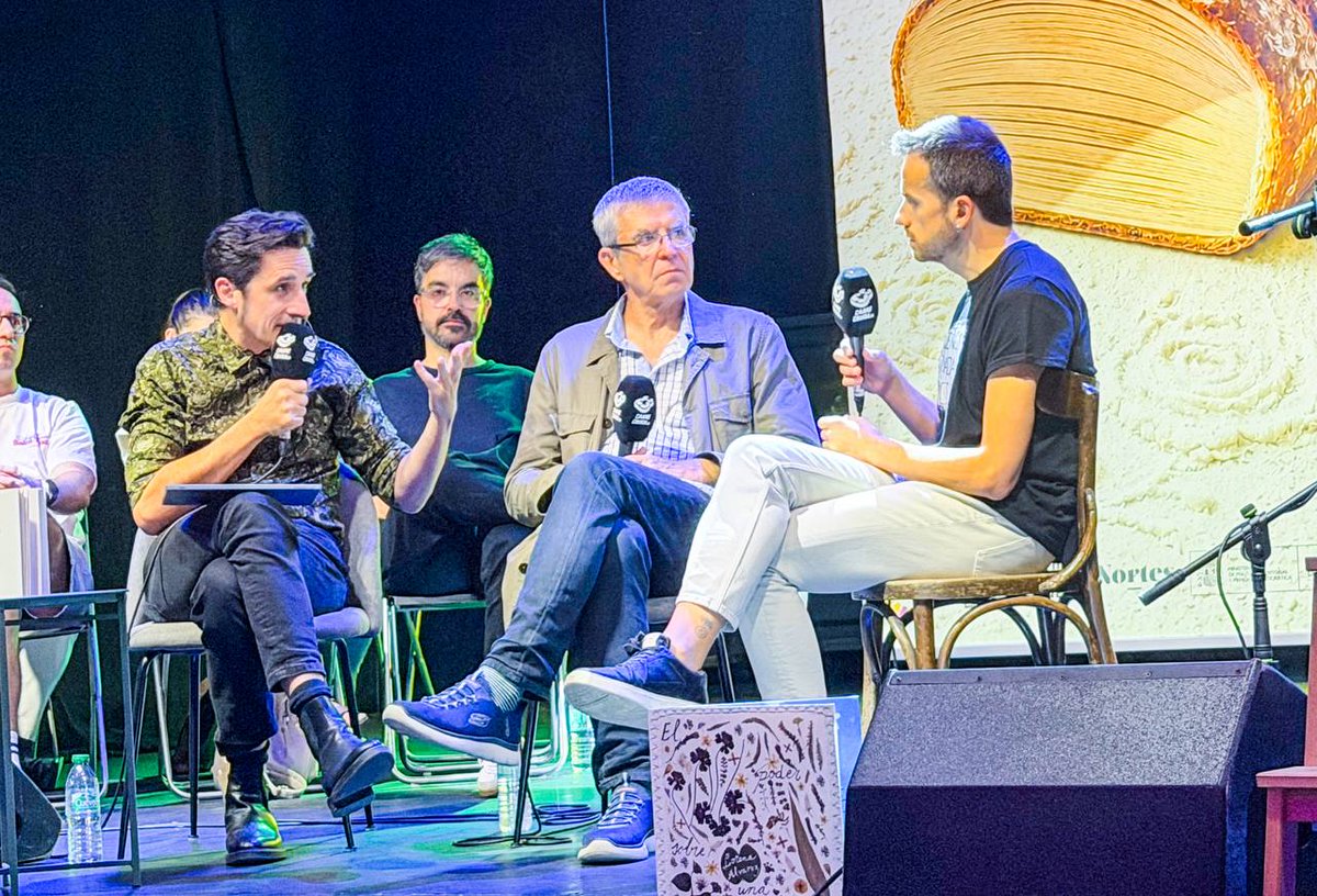 carnecrudaradio's tweet photo. >> CONTRA LA ILUSTRACIÓN OSCURA: El pensamiento del mal 

Así fue nuestro programa desde el Festival Pan y Roses en Oviéu. Escuchamos a las víctimas de las agresiones fascistas en la ciudad y hablamos de cómo combatir el odio. Y contamos qué es la Ilustración Oscura y quienes están detrás de este pensamiento que domina Silicon Valley y los centros de poder. 

Un programa precioso al que le puso banda sonora la gran Lorena Álvarez >> https://t.co/3nOeA3Voqk