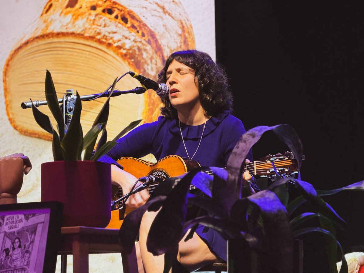 carnecrudaradio's tweet photo. >> CONTRA LA ILUSTRACIÓN OSCURA: El pensamiento del mal 

Así fue nuestro programa desde el Festival Pan y Roses en Oviéu. Escuchamos a las víctimas de las agresiones fascistas en la ciudad y hablamos de cómo combatir el odio. Y contamos qué es la Ilustración Oscura y quienes están detrás de este pensamiento que domina Silicon Valley y los centros de poder. 

Un programa precioso al que le puso banda sonora la gran Lorena Álvarez >> https://t.co/3nOeA3Voqk