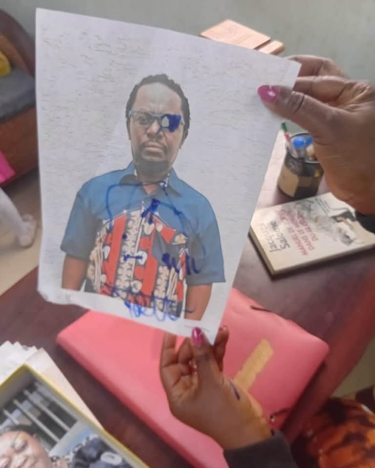 237mood_X's tweet photo. #Buzz
Joyce Nawal aurait démasqué son v¡0leur ‼️🔥 

La petite fille de 4 ans qui avait été abusée dans son établissement aurait reconnu son bourreau. Selon Robinson Piffo, c’est lors d’une séance chez son pédopsychologue où des photos de tout le personnel de l’école ont été imprimées et exposées devant elle qu’à plusieurs reprises, elle a identifié le monsieur qui venait toujours l’enlever en classe.

Cet homme, qui l’emmenait dans son appartement privé situé derrière l’école, serait le fils des promoteurs de l’établissement et se trouverait actuellement à l’étranger. Il aurait été couvert au moment des enquêtes, il y a plusieurs mois, alors qu’il était encore présent au pays.

Au‑delà de l’émotion et de la gravité des faits, cette affaire rappelle l’urgence de protéger les enfants, d’exiger des enquêtes transparentes et de refuser toute forme de couverture.

Courage à Joyce Nawal et sa famille ✊🏾

#TesDansLeMood