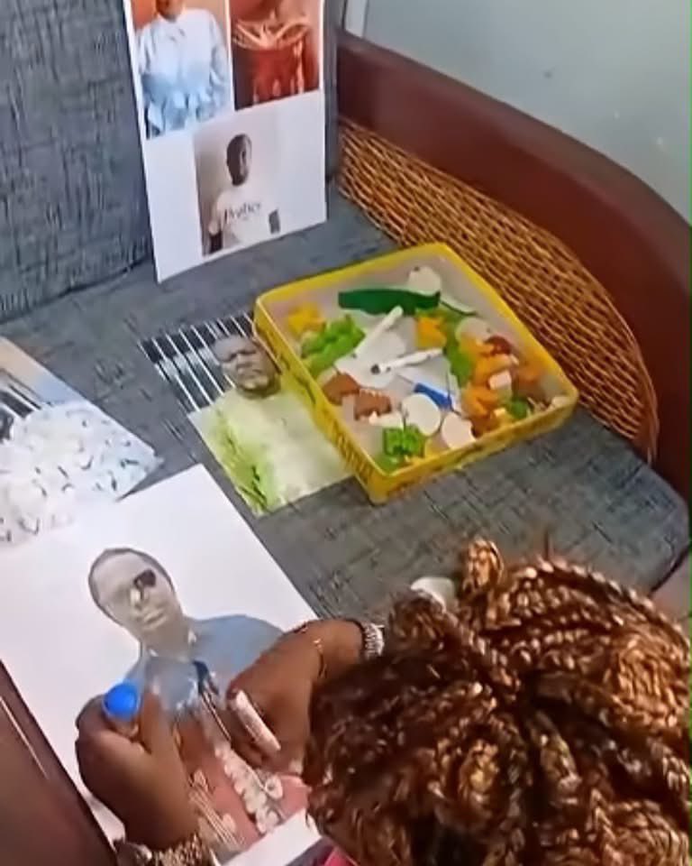 237mood_X's tweet photo. #Buzz
Joyce Nawal aurait démasqué son v¡0leur ‼️🔥 

La petite fille de 4 ans qui avait été abusée dans son établissement aurait reconnu son bourreau. Selon Robinson Piffo, c’est lors d’une séance chez son pédopsychologue où des photos de tout le personnel de l’école ont été imprimées et exposées devant elle qu’à plusieurs reprises, elle a identifié le monsieur qui venait toujours l’enlever en classe.

Cet homme, qui l’emmenait dans son appartement privé situé derrière l’école, serait le fils des promoteurs de l’établissement et se trouverait actuellement à l’étranger. Il aurait été couvert au moment des enquêtes, il y a plusieurs mois, alors qu’il était encore présent au pays.

Au‑delà de l’émotion et de la gravité des faits, cette affaire rappelle l’urgence de protéger les enfants, d’exiger des enquêtes transparentes et de refuser toute forme de couverture.

Courage à Joyce Nawal et sa famille ✊🏾

#TesDansLeMood