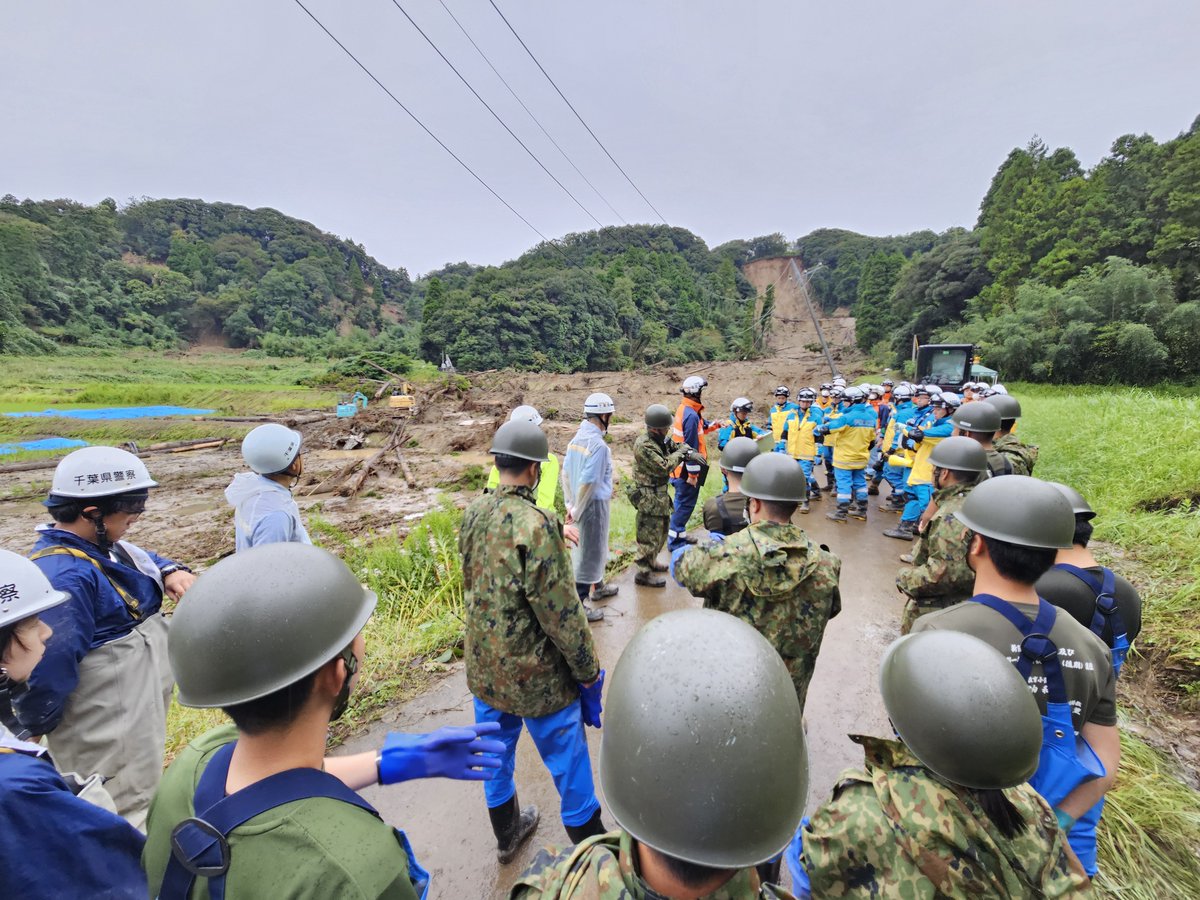 FDMA_JAPAN's tweet photo. 【消防庁　令和8年台風第25号関連の消防機関活動状況】千葉県長生郡長柄町内の土砂災害現場において、消防、警察、自衛隊が連携して救助活動を行っています。（9月29日）
#消防 #台風 #大雨 #土砂災害 #救助活動 #長生消防 #千葉県 https://t.co/3V8mZ4IvfG