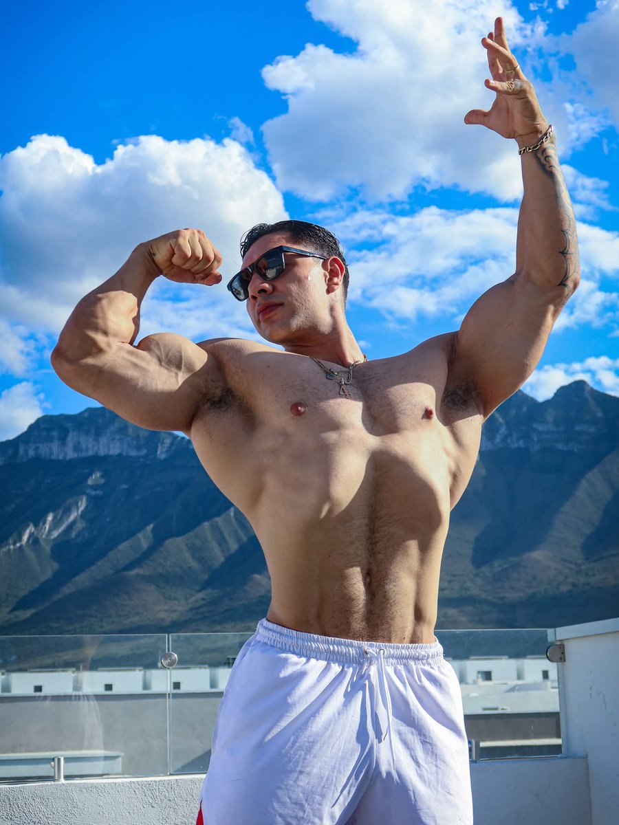 MuscleProjectMx's tweet photo. Juicy muscular bodybuilder with huge pecs https://t.co/Gn4K1iAsYk