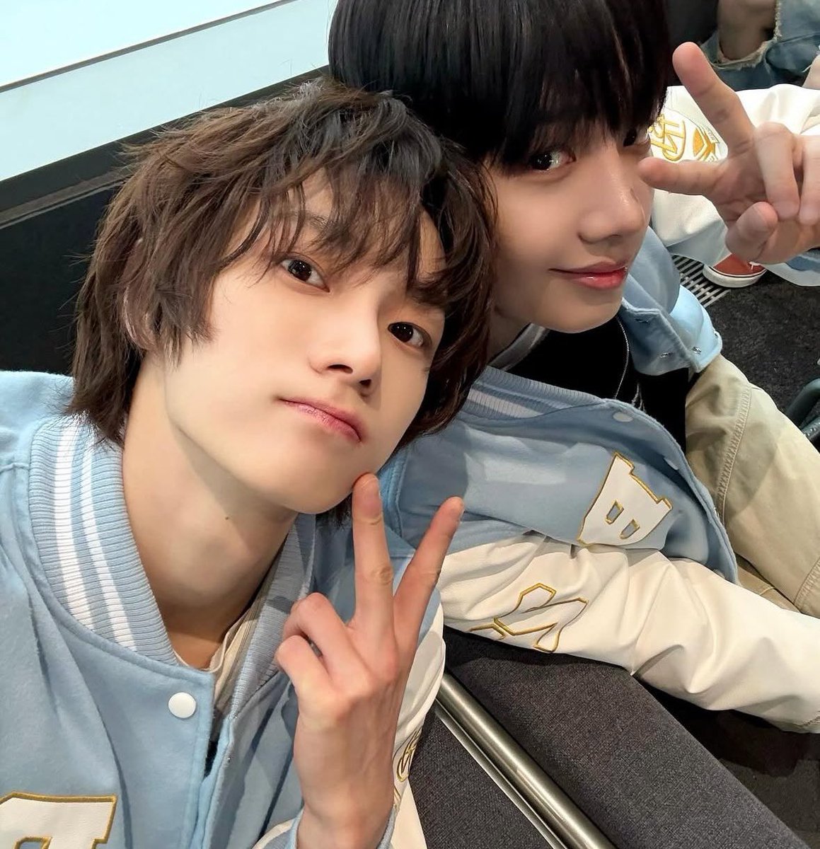 bnd5959's tweet photo. 진짜 쓰고있더요
근데 이 사진 약간 노장 성덍
제현이 친구 과잠 쌔벼와서 같이 사진찍은 느낌,, https://t.co/NZlXW1qoiL
