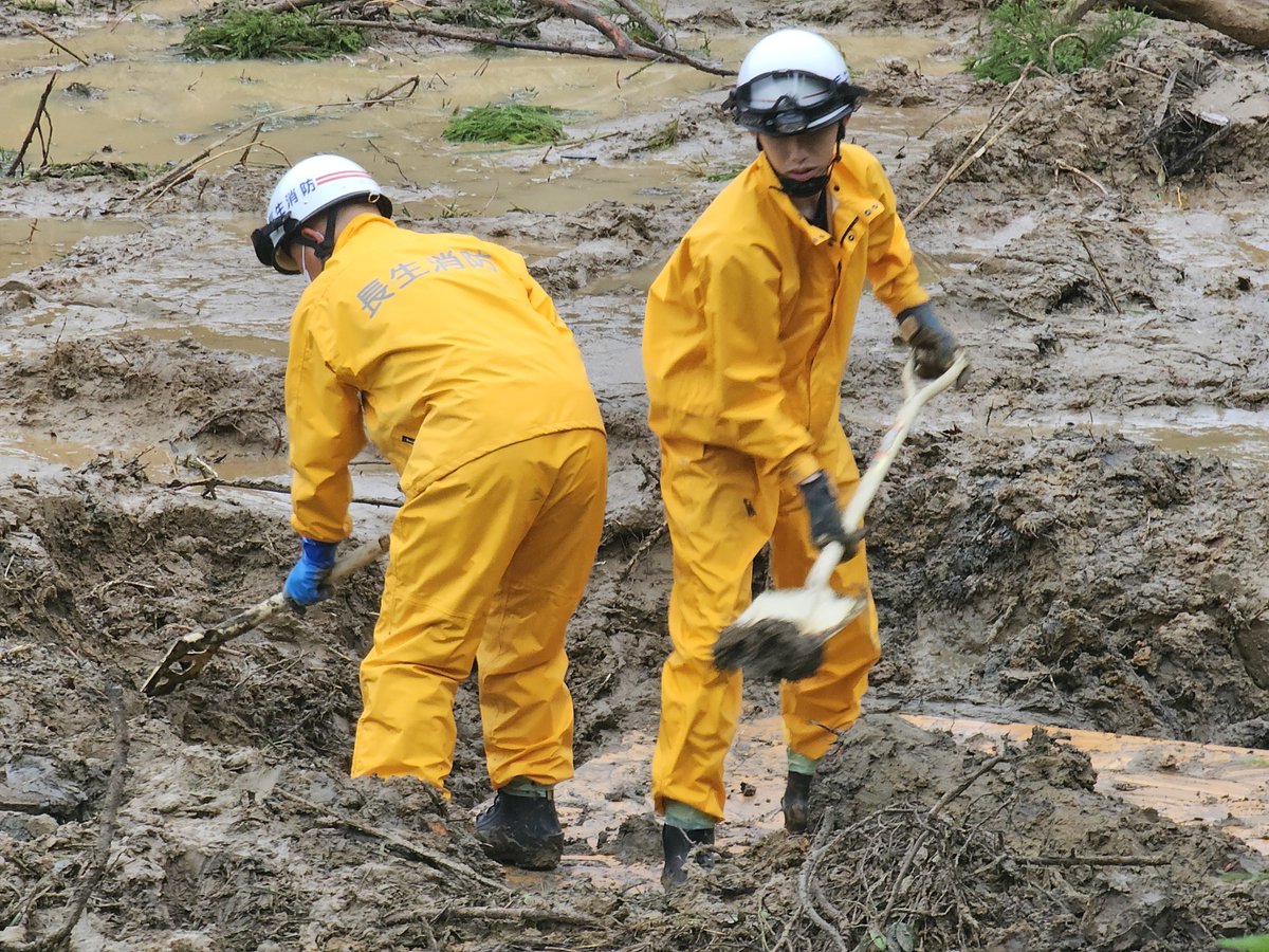 FDMA_JAPAN's tweet photo. 【消防庁　令和8年台風第25号関連の消防機関活動状況】千葉県長生郡長柄町内の土砂災害現場において、消防、警察、自衛隊が連携して救助活動を行っています。（9月29日）
#消防 #台風 #大雨 #土砂災害 #救助活動 #長生消防 #千葉県 https://t.co/3V8mZ4IvfG
