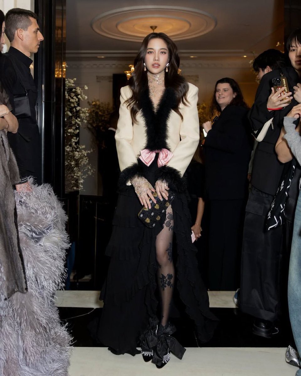 fetshfreen's tweet photo. brand ambassador freen as the first thai actress who attended met gala.

this unforgettable moment with valentino

@srchafreen
@ValentinoTH
@MaisonValentino

#PFW 
#srchafreen 
#FreenSarocha
#ValentinoxFreen
#ValentinoGaravani https://t.co/DgClRdv73F