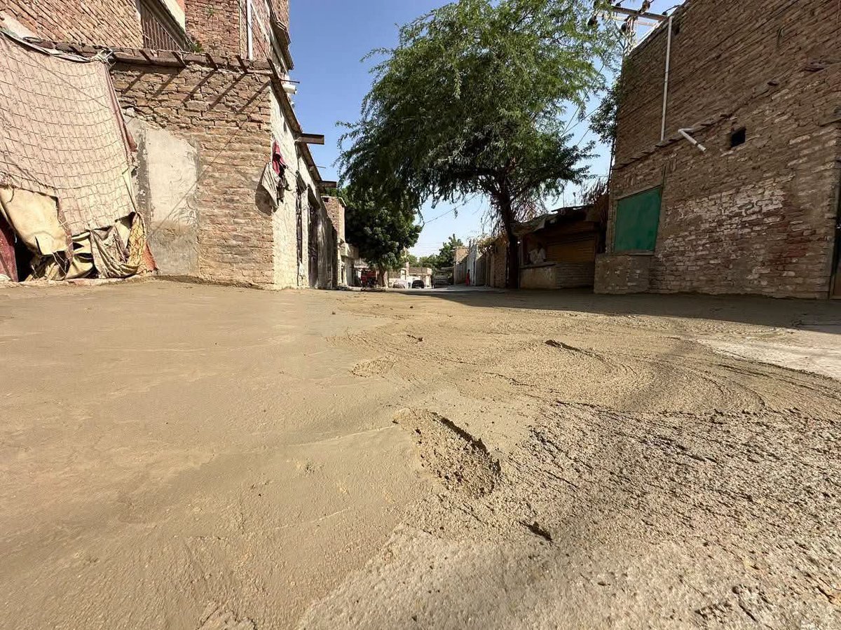 Aamirbabbar1's tweet photo. Hyd | Paver block installation is underway in Shah Najaf Colony Aliabad #UC136 #PS63 Latifabad Through the efforts of Mayor Kashif Ali Shoro and supervision of Syeda Huma Naqvi streets are being improved for better access and civic facilities 
#شکریہ_میئر_حیدرآباد_کاشف_شورو_صاحب https://t.co/a5JEtBkJGF