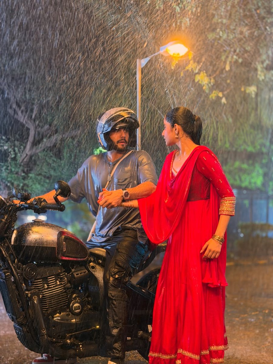 ShaantBandi's tweet photo. I love how Deb is more excited than us! 😅❤️ her excitement is making me more excited!! 😭🤩
#yehfitoortera #jeeya #ishhandhawan #debchandrimaroy #deshhan https://t.co/bV7QhkXRpF