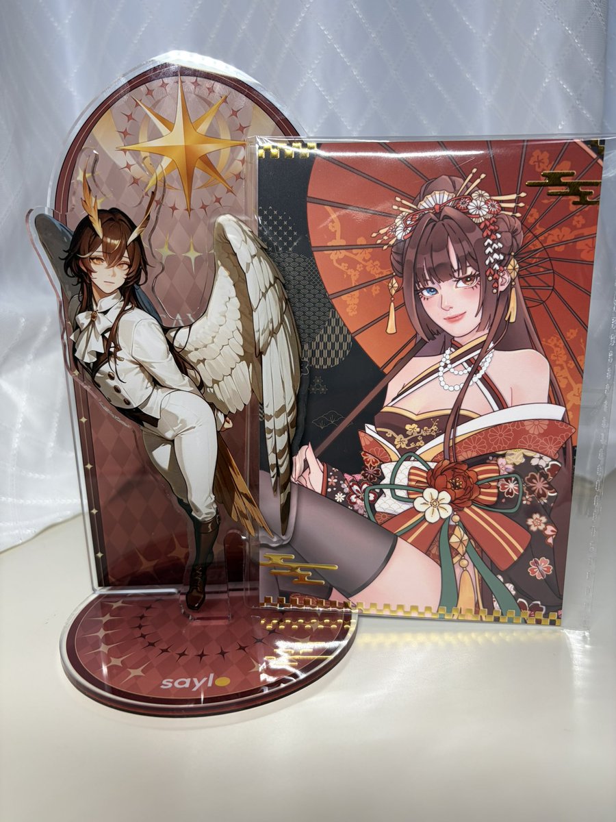 Maybenotsanity's tweet photo. 2周年記念に作っていただいたアクリルスタンドとポストカードが届きました〜！！
うちの子がアクスタになってる〜〜～！！
ストラスさん超可愛い…好き…！！
ポストカードもオシャレ！！
Saylo様ありがとうございます！！
 #Saylo  #AIイラスト  #Saylo2周年記念 https://t.co/ZX7v6H2P1k