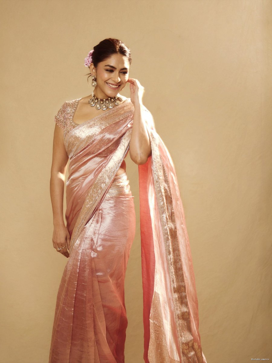 StarCrave_'s tweet photo. Mrunal Thakur 😍💘 https://t.co/BJqFReGfUD