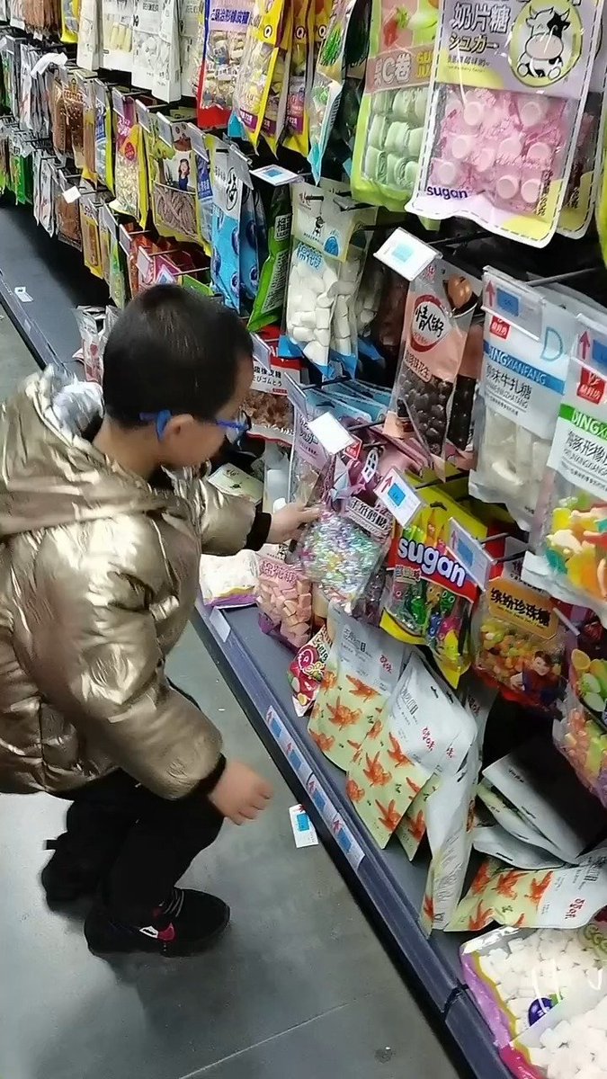 jen_bec2142's tweet photo. I saw someone hoard snacks and glare at others with a terrifying look while picking at their nails. https://t.co/CNpzPVm950
