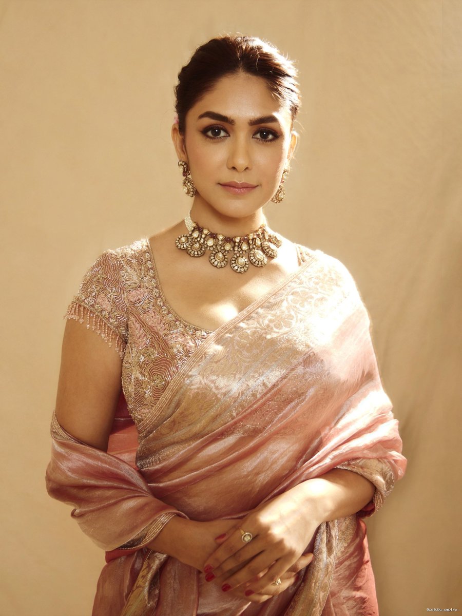 StarCrave_'s tweet photo. Mrunal Thakur 😍💘 https://t.co/BJqFReGfUD