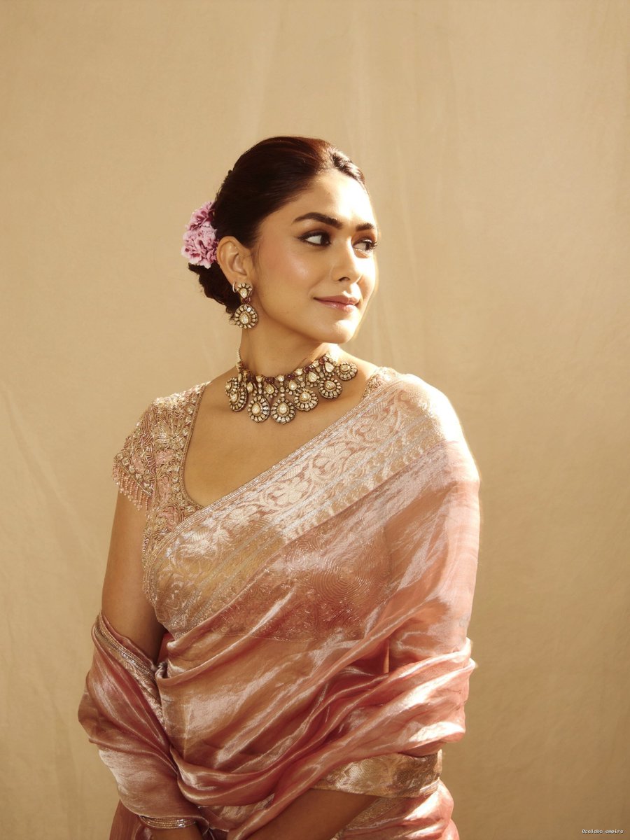 StarCrave_'s tweet photo. Mrunal Thakur 😍💘 https://t.co/BJqFReGfUD