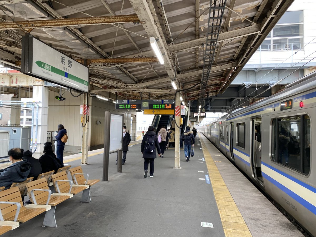 S_Stations's tweet photo. 内房線、「土砂崩れで何ヶ月も止まる?どうせ房総半島のローカル線なんでしょ」みたいな2両が1時間1本来るイメージ(左)で止まっている人が、実際に止まっているのは15両の東京直通電車が来る都市圏区間(右)だ…ということをよく知らないで、廃線だとか撤退だとか変なことを言っている感がありますね… https://t.co/lmZmpYi0Jj