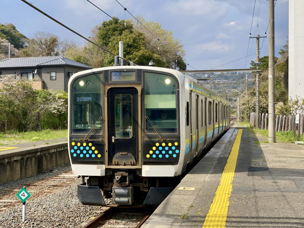 S_Stations's tweet photo. 内房線、「土砂崩れで何ヶ月も止まる?どうせ房総半島のローカル線なんでしょ」みたいな2両が1時間1本来るイメージ(左)で止まっている人が、実際に止まっているのは15両の東京直通電車が来る都市圏区間(右)だ…ということをよく知らないで、廃線だとか撤退だとか変なことを言っている感がありますね… https://t.co/lmZmpYi0Jj