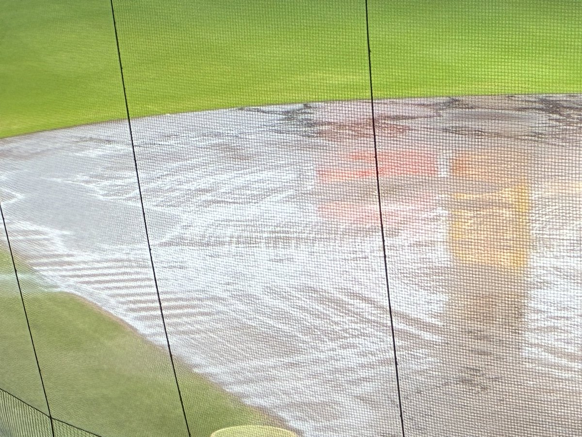 tigers_park_mbs's tweet photo. 甲子園は雨が止みません…。17時現在のグラウンド状況はこんな感じです☔️

#MBSベースボールパーク 
阪神🆚ヤクルト
午後5時54分から！

解説 #金村義明 さん
実況 #井上雅雄 アナでお送りします🎙️

#BBP1179 #ええかげん #MBSラジオ https://t.co/X2yBOE08yL