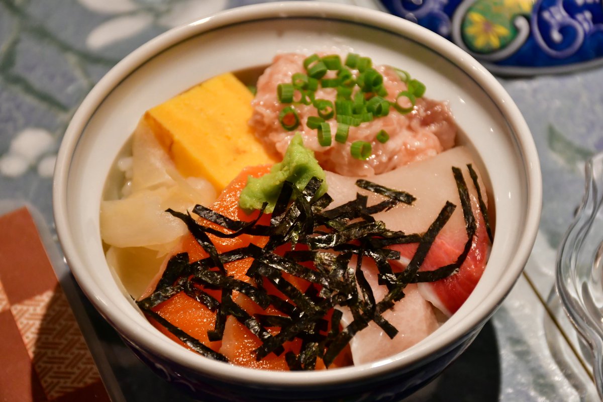 sgk00it's tweet photo. 夕餉は土蔵を改装した食事処にて。
鶏肉は田子の阿部鶏といい、よい脂が出る。津軽の白く美しいそばをつゆに入れて食す。 https://t.co/PtIU7PlR2y