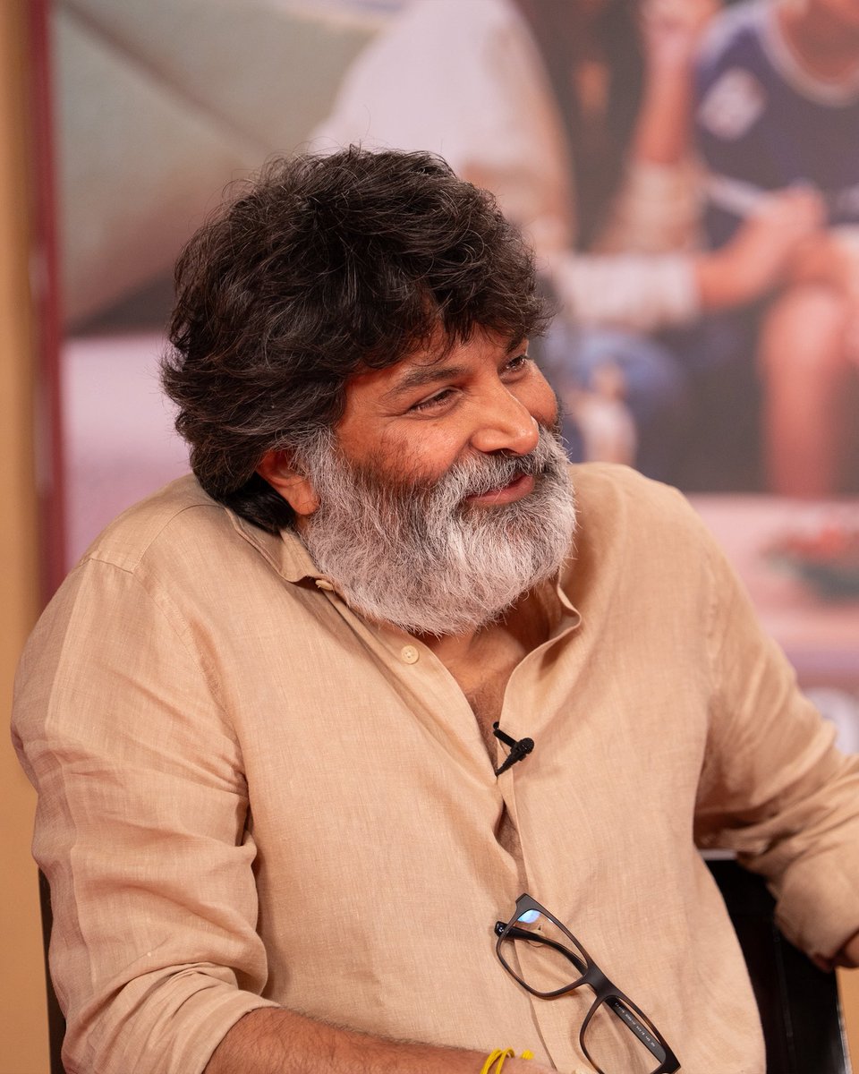 haarikahassine's tweet photo. Fun, laughter and some interesting conversations coming your way with @VenkyMama, #Trivikram & @SrinidhiShetty7! ❤️‍🔥

FULL INTERVIEW DROPS TODAY! 👀

Promo – https://t.co/OSs5cxdW6R

#AadarshaKutumbam in theatres worldwide from OCTOBER 9th! 💥💥

#AK47 | #AK47OnOct9th | #Venky77 | #VenkateshXTrivikram