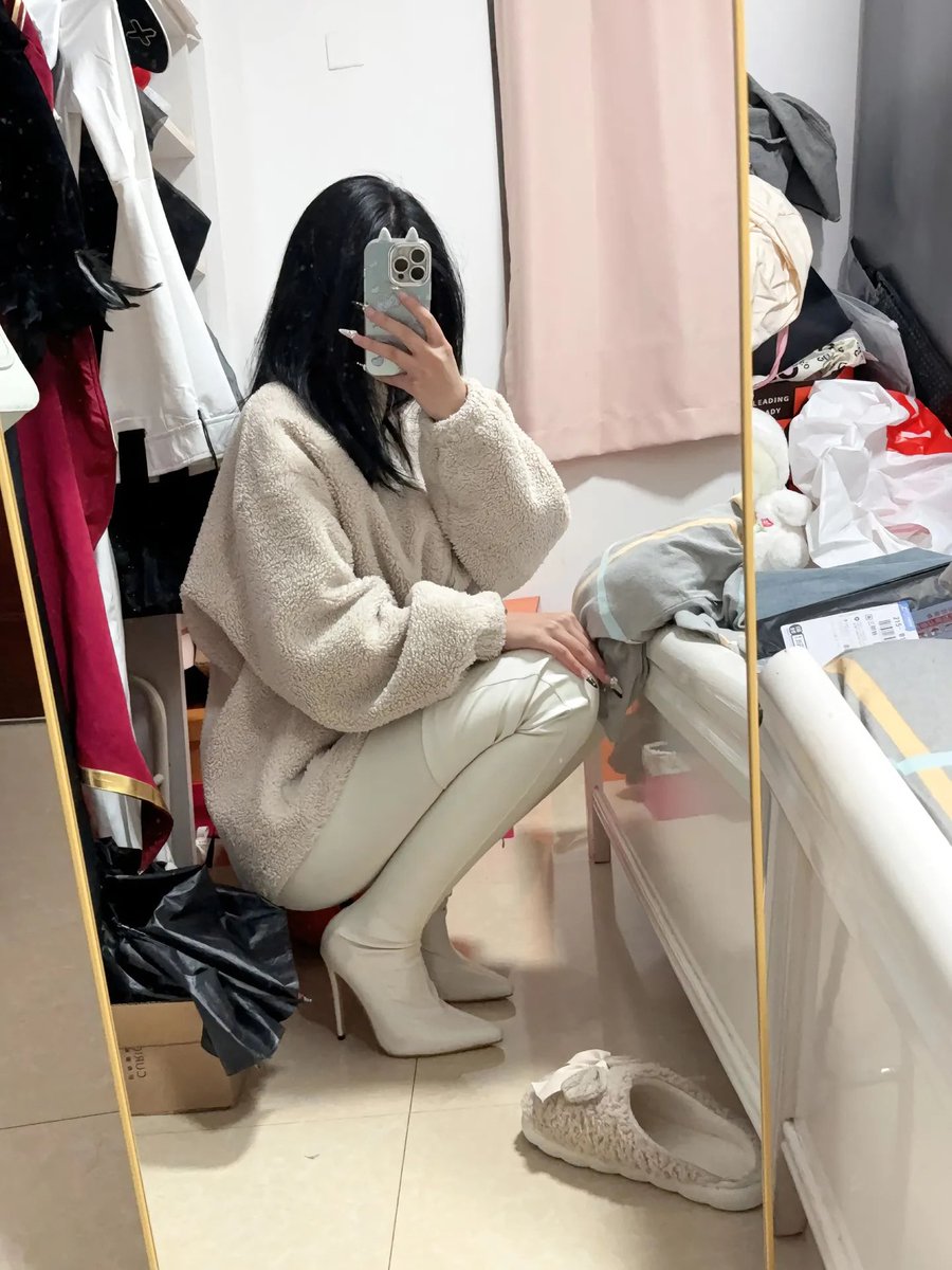 YYwanfu's tweet photo. 天冷要加衣哦
#高跟靴 #高跟控 #高跟鞋 #白色系 https://t.co/lj0p2uSiJ6