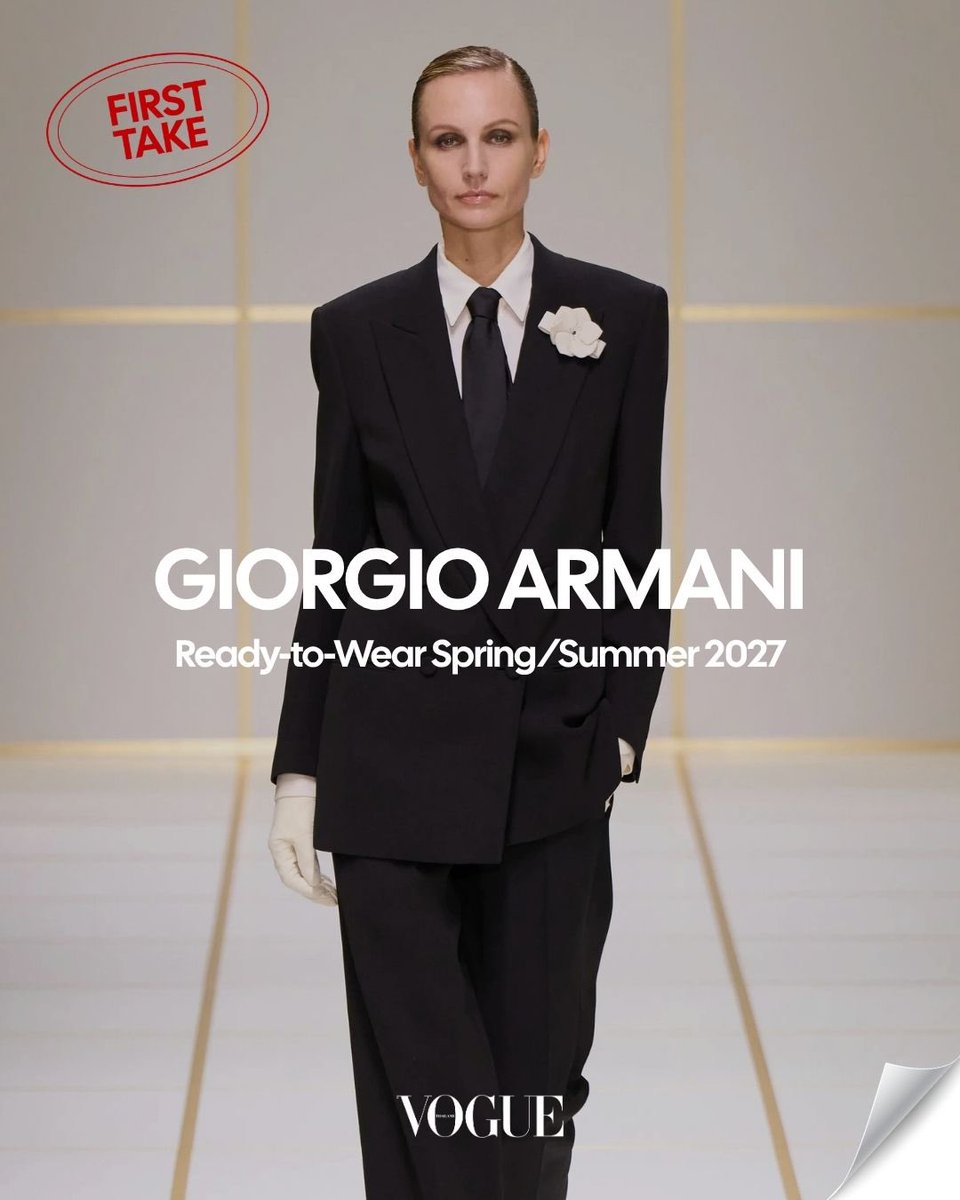 VogueThailand's tweet photo. #VogueFirstTake คอลเล็กชั่นรับลมร้อน 2027 ของ Giorgio Armani ใช้ชื่อสั้นๆ ทว่าทรงพลัง ‘Evolution’ สอดคล้องกับของที่ระลึกมาคู่กับบัตรเชิญเป็นชิ้นส่วนรูปทรงลูกบาศก์รูบิกสีขาวล้วน ซึ่งเปรียบเสมือนสัญญาณในการปรับเปลี่ยนโครงสร้างครั้งสำคัญ สำหรับ Silvana Armani หลานสาวผู้สานต่อมรดกจากมิสเตอร์ Giorgio Armani มองว่า การวิวัฒน์ ไม่ใช่การปฏิวัติ เพราะยังยึดมั่นในสุนทรียะเดิมของแบรนด์ แต่เปิดพื้นที่ให้มีวิวัฒนาการ เธอนำผ้าฝ้ายซึ่งเป็นสิ่งที่มิสเตอร์ Armani ไม่นิยมทำขึ้นรันเวย์สำหรับไลน์สุดหรู เพราะชอบเป็นการส่วนตัวและตั้งใจใช้สำหรับชิ้นงานเด่นๆ ทั้งกางเกงขากว้างทิ้งตัว กางเกงขาสั้นยาวถึงเข่าทรงหลวม จับคู่กับเสื้อวินด์เบรกเกอร์มีฮู้ดไปจนถึงแจ็กเก็ตเส้นไหล่เฉียบคมที่อิงดีไซน์จากคลังผลงานในยุค 1980s อย่างแจ็กเก็ตไหล่ตั้งคมชัดโดย Giorgio Armani ที่ Grace Jones สวมบนหน้าปกอัลบั้ม Nightclubbing ปี ค.ศ. 1981 แต่ถูกทอนลงและเน้นเส้นโค้งมนและการเว้าเพื่อเผยความเซ็กซี่ตามมุมมองของนักออกแบบ ‘ผู้หญิงเพื่อผู้หญิง’ #GIORGIOARMANI

ภาพ: Vogue Runway เรื่อง: Khanakon Phettrakul