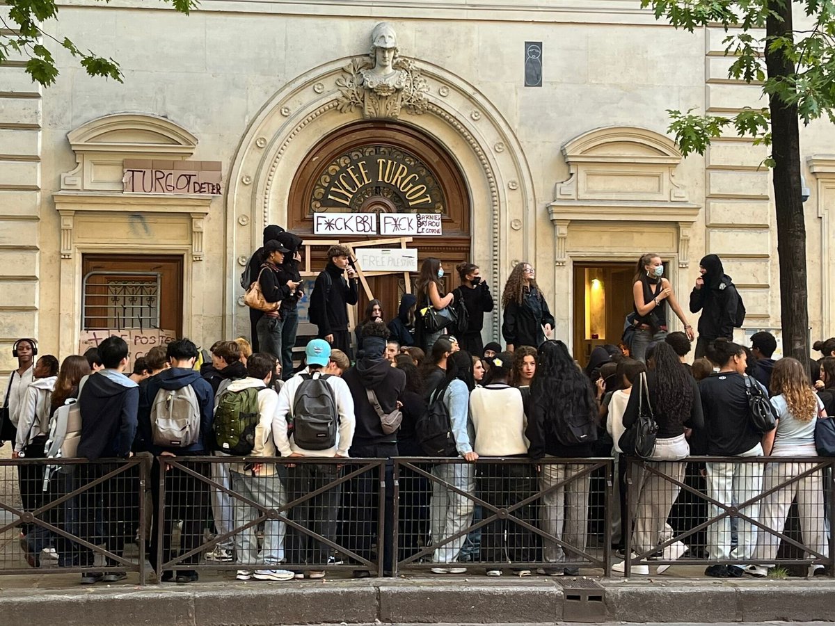 n_arthaud's tweet photo. Bravo ! Les lycéens disent ce qu'ils ont sur le cœur : classes surchargées, manque de prof, insalubrité... mais aussi l'injustice, le racisme, le massacre à Gaza. Cette révolte qui s'exprime, je la partage pleinement, nous sommes nombreux à la partager et il faut le dire en participant auj et après aux mobilisations.