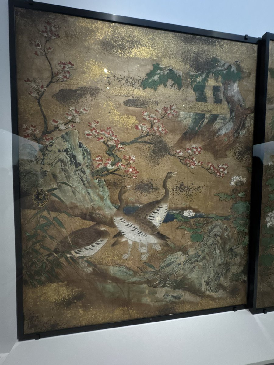 Syoh_Say's tweet photo. 『大英博物館日本美術コレクション 百花繚乱』観てきた！

蒔絵の櫛箱から、屏風絵に目玉の襖絵、そして浮世絵まで、室町以降の日本美術の大まかな流れが掴めた
良くも悪くも、流石大英博物館というラインナップで観てて満足感は高かった
写真にある狩野派の襖絵は、秋冬の景物が描かれてて好きでした https://t.co/bwjEpI8akq