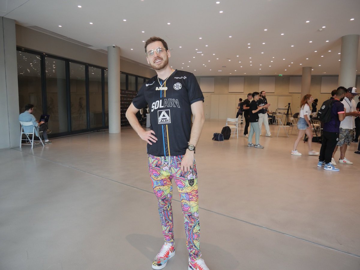 solydeux's tweet photo. Oubliez pas qu’il portait ça premier degré, j’pense qu’il aime vraiment son immonde affiche https://t.co/txUzHG3MbF